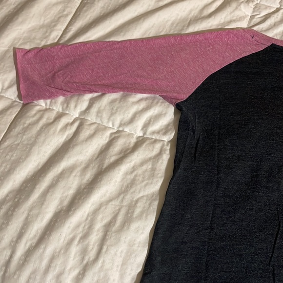 UA raglan 3/4 sleeve top must be bundled minim of $15 - Picture 6 of 8